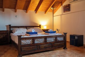 3 chambres, bureau, chambres insonorisées, fer et planche à repasser