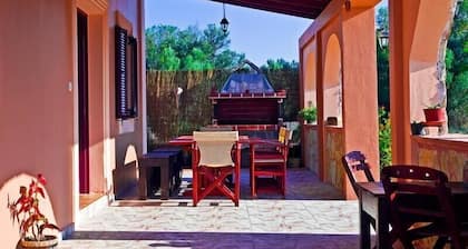 VILLA rosila, charmant geräumige Wohnung nur wenige Schritte vom GENNADI BEACH