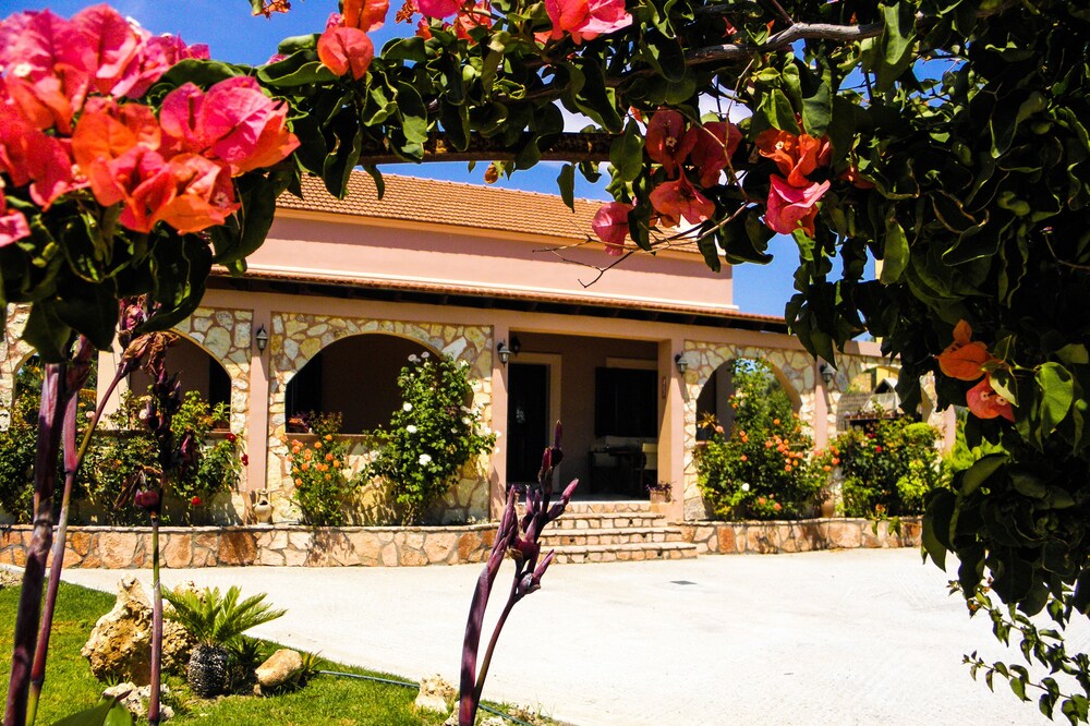 VILLA ROSILA,CHARMING SPACIOUS HOME JUST A STROLL FROM GENNADI BEACH