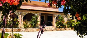 VILLA rosila, charmant geräumige Wohnung nur wenige Schritte vom GENNADI BEACH