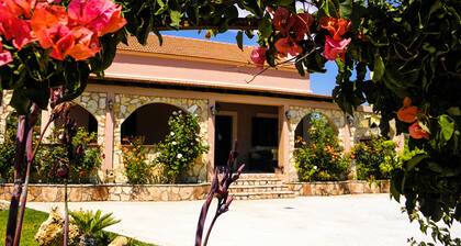 VILLA ROSILA,CHARMING SPACIOUS HOME JUST A STROLL FROM GENNADI BEACH