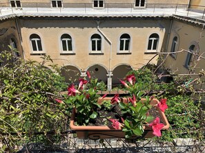 A building with arched windows and a balcony. - Relais il Chiostro Historic Courtyard and Panoramic Terrace near Sorrento (Massa Lubrense)