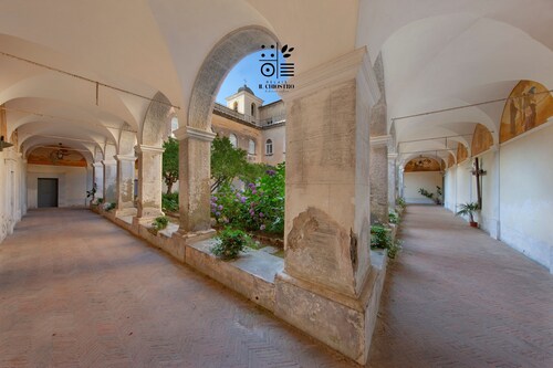 Relais il Chiostro Historic Courtyard and Panoramic Terrace near Sorrento