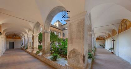 Relais il Chiostro Historic Courtyard and Panoramic Terrace near Sorrento