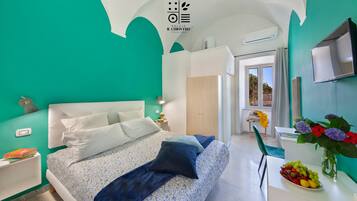 Double Room, Garden View | Hypo-allergenic bedding, individually decorated, desk, cribs/infant beds