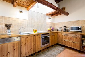 Een koelkast, een microgolfoven, een oven, een vaatwasser