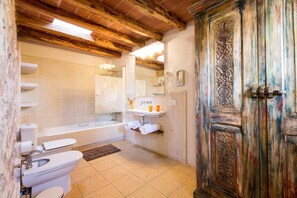 Bathtub, towels