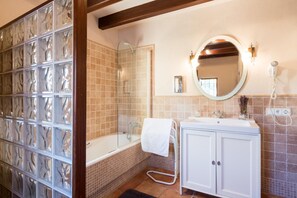 Bathtub, towels