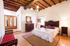 7 bedrooms, in-room safe, free WiFi, bed sheets - VILLA CANSERES (Santa Eulalia del Río)