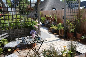 Outdoor dining - Stylish and Spacious Apartment with Sunny Rooftop Terrace In the Heart of Bergen (Bergen)