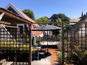 Outdoor dining - Stylish and Spacious Apartment with Sunny Rooftop Terrace In the Heart of Bergen (Bergen)