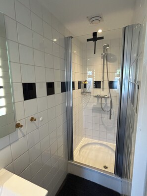 Shower, hair dryer, towels, toilet paper
