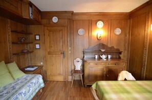 1 soveværelse, strygejern/strygebræt, sengetøj