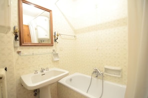 Bathtub, hair dryer, towels - Cosy apartment with terrace overlooking Tofana (Cortina d´Ampezzo)