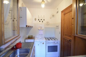 Køleskab, ovn, kogeplade, kaffe-/temaskine