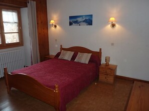 2 slaapkamers, een strijkplank/strijkijzer, reisbedje, gratis wifi