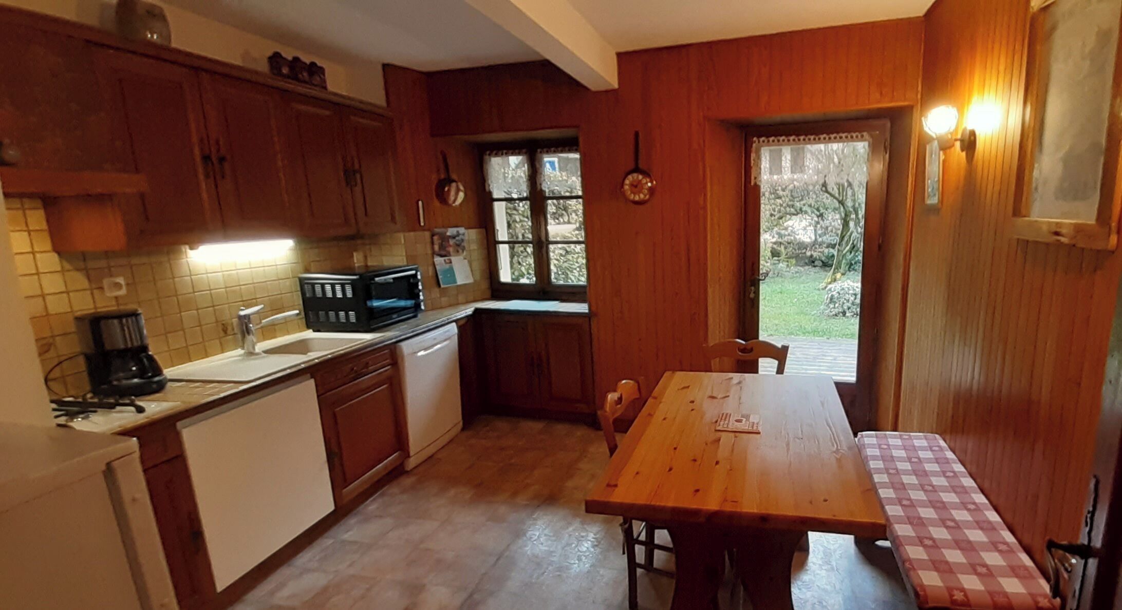 Réfrigérateur, micro-ondes, plaque de cuisson, lave-vaisselle