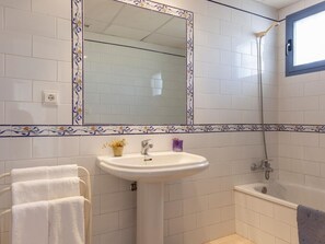 Bathtub, hair dryer, towels - Spectacular apartment with private terrace / WIFI (Sevilla)