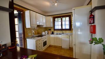 Een koelkast, een magnetron, een oven, een kookplaat