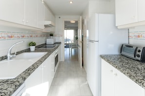 Refrigerador, microondas, horno y lavavajillas