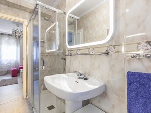 Badewanne, Haartrockner, HandtĂŒcher