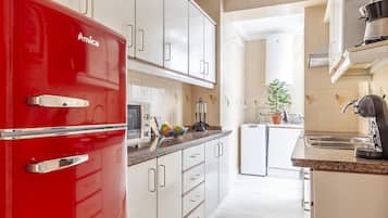 Jääkaappi, mikroaaltouuni, uuni, astianpesukone