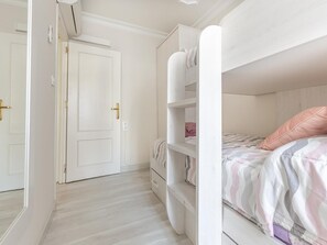 2 soverom, strykejern/-brett, internettilgang og sengetøy