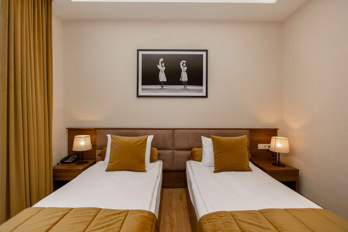 Standaard Twin kamer, 2 eenpersoonsbedden, niet-roken | 4 slaapkamers, een bureau, gratis wifi, beddengoed