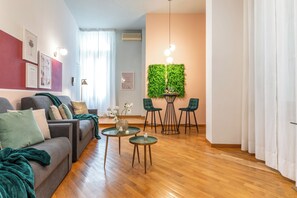 Familienapartment | Wohnbereich | 50-cm-Smart-TV mit Digitalempfang, Fernseher