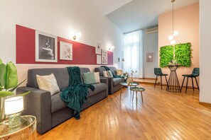 Familie appartement | Woonruimte | Een 50-cm smart-tv met digitale zenders en een televisie