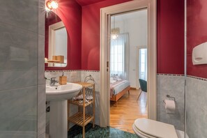 Familie appartement | Badkamer | Een douche, een regendouche, een haardroger, een bidet