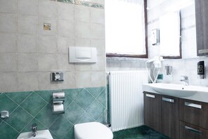 Dusche, Haartrockner, Bidet