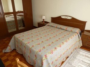 3 slaapkamers, een strijkplank/strijkijzer, gratis wifi, beddengoed