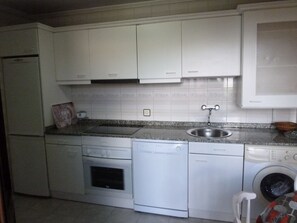 Kylskåp, mikrovågsugn, ugn och spishäll