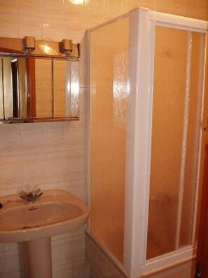 Bathtub, hair dryer, towels, toilet paper