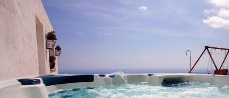 Outdoor spa tub