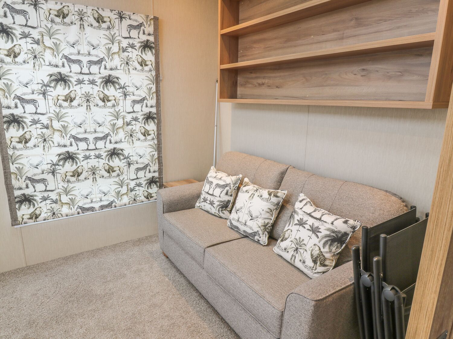 AVONAL LODGE (24), family friendly, with a garden in Dunning