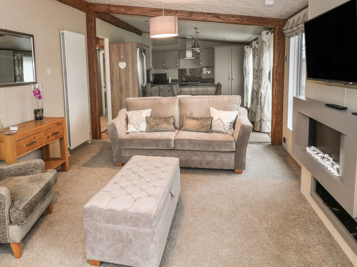 AVONAL LODGE (24), family friendly, with a garden in Dunning