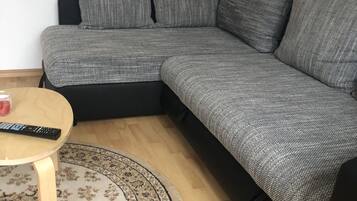 Apartamento clássico, 2 quartos | Sala de estar | TV de tela plana