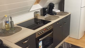 Geladeira grande, micro-ondas, fogão, cooktop