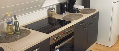 Geladeira grande, micro-ondas, fogão, cooktop