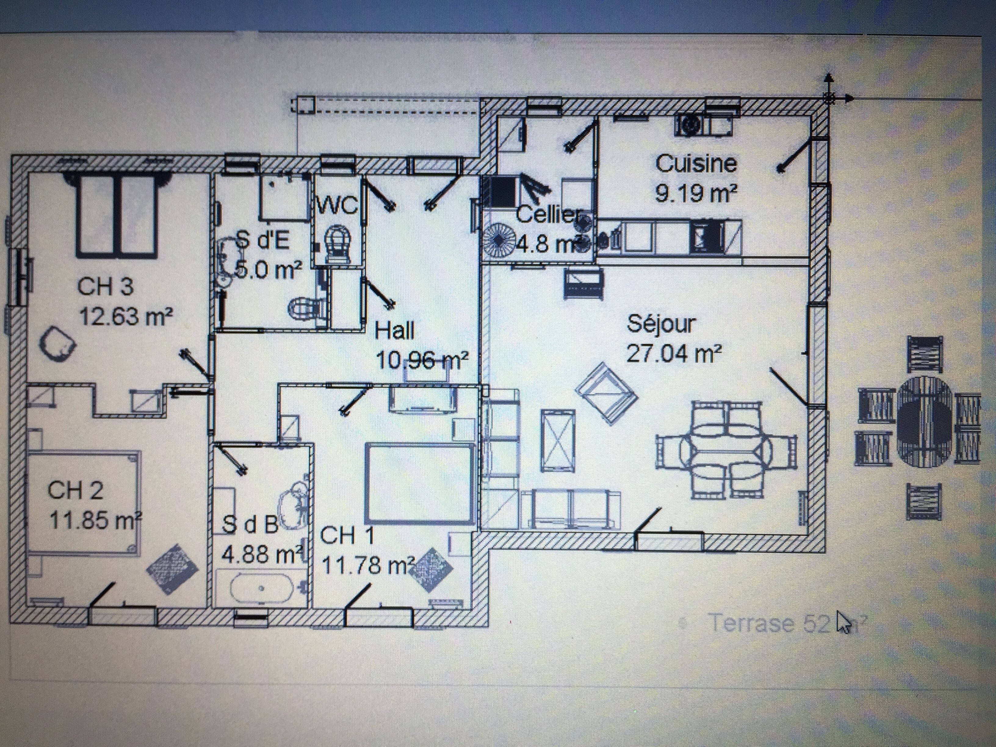 Ein Grundriss eines Hotels mit drei Schlafzimmern, zwei Bädern, einer Küche, einem Essbereich, einem Wohnzimmer und einem Balkon.