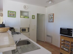 Kjøleskap, mikrobølgeovn, ovn og kokeplater