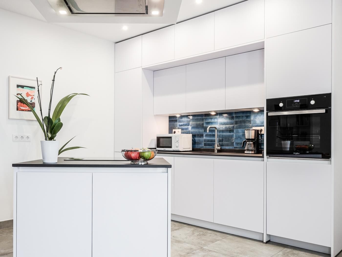 Kühlschrank, Mikrowelle, Wasserkocher mit Kaffee-/Teezubehör, Toaster