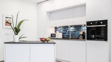 Kühlschrank, Mikrowelle, Wasserkocher mit Kaffee-/Teezubehör, Toaster