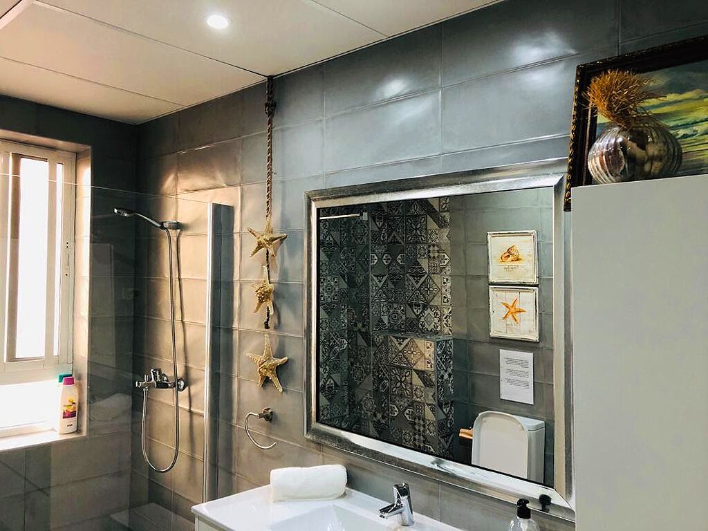 Een douche, een haardroger, handdoeken, zeep