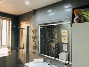 Douche, sèche-cheveux, serviettes fournies, savon