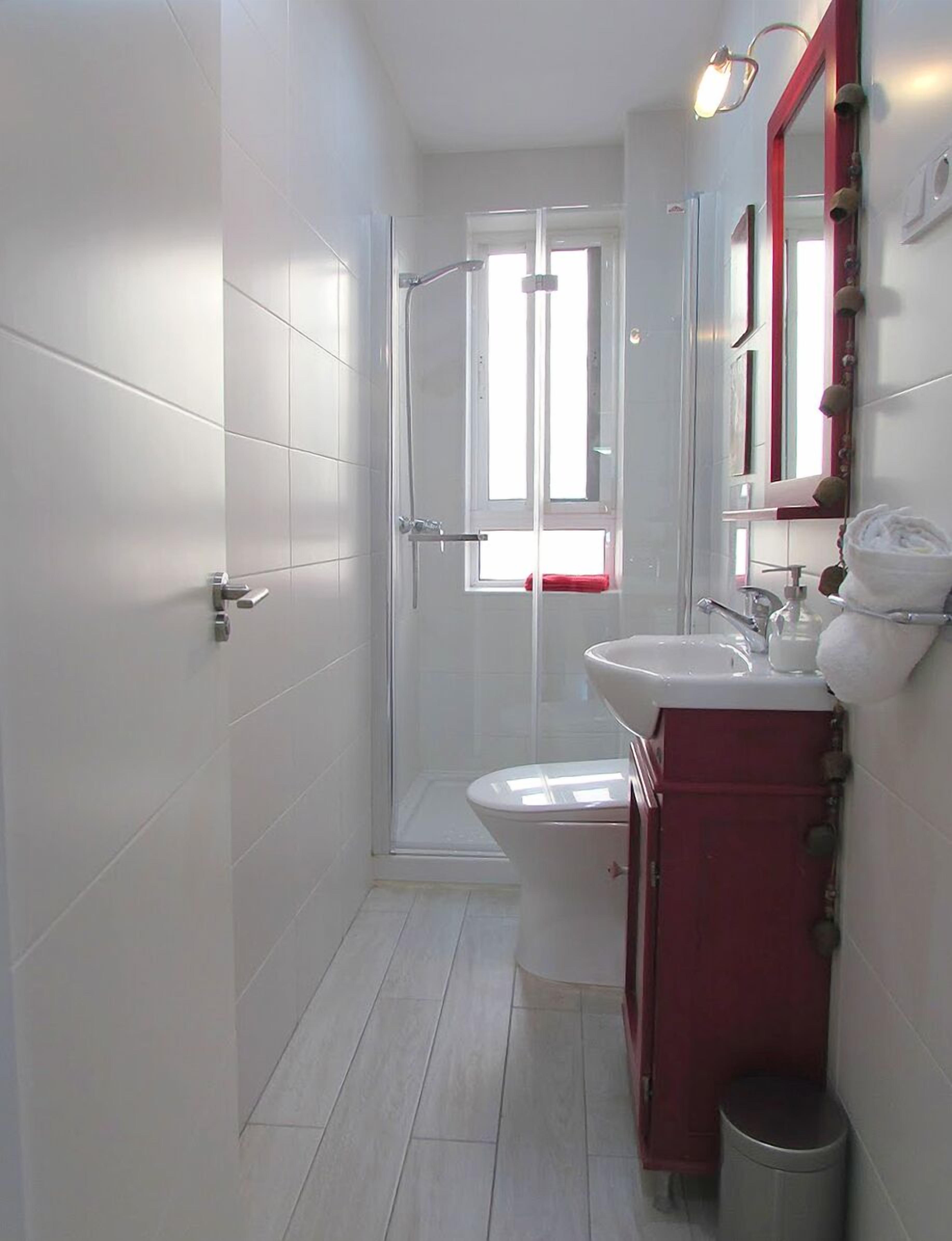 Een douche, een haardroger, handdoeken, zeep