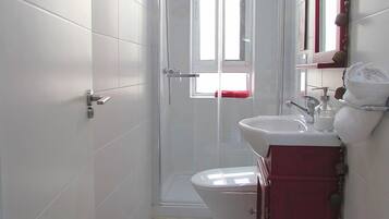 Een douche, een haardroger, handdoeken, zeep