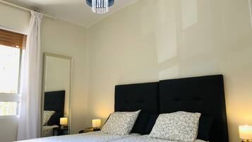 4 slaapkamers, een strijkplank/strijkijzer, reisbedje, gratis wifi